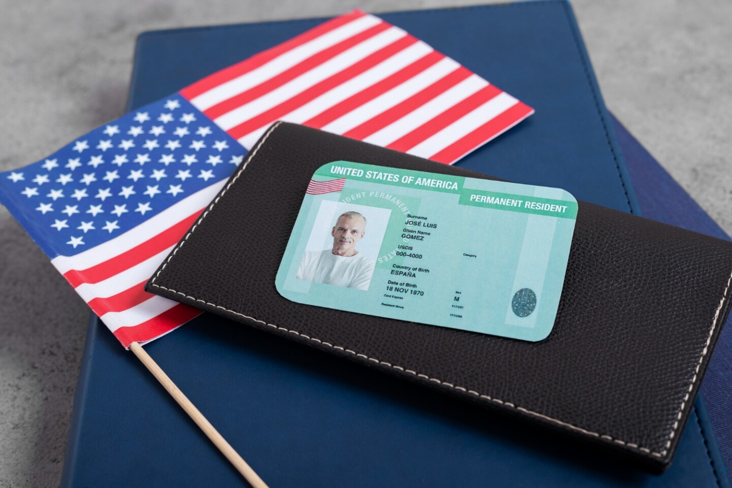 Una tarjeta de residencia permanente o "green card".