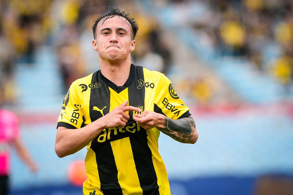 Franco González celebra el 1-0 parcial de Peñarol ante River Plate.