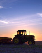 AGRICULTURA, CULTIVO DE SOJA EN ARGENTINA, TRACTOR