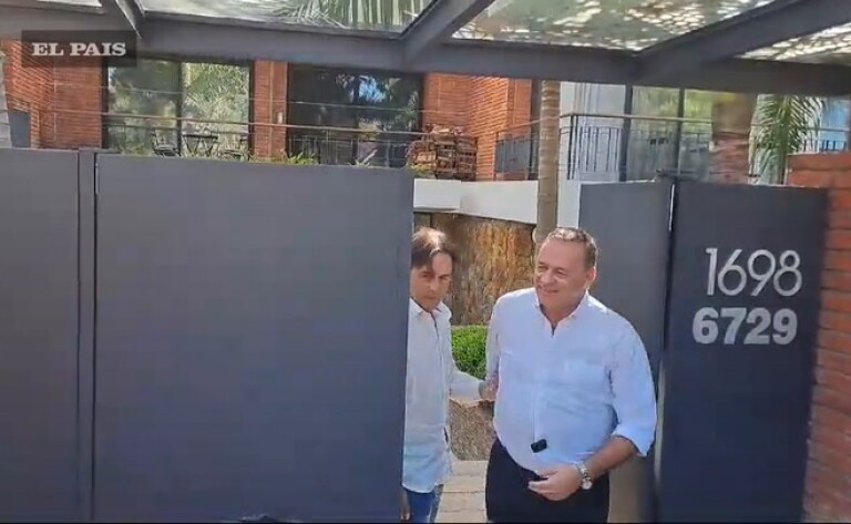 El abrazo entre Álvaro Delgado y Luis Lacalle Pou