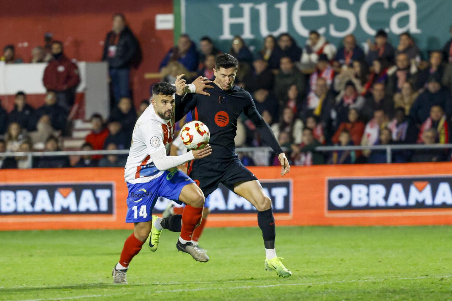 La disputa entre Robert Lewandowski y el defensor Daniel Santigosa durante el Barcelona vs. Barbastro por la Copa del Rey.