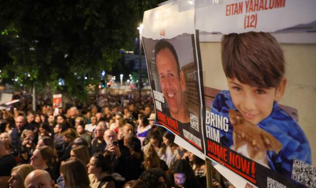 Carteles de los rehenes Ohad y Eitan, su hijo de 12 años, en la manifestación a los 50 días del ataque de Hamás del 7 de octubre.
