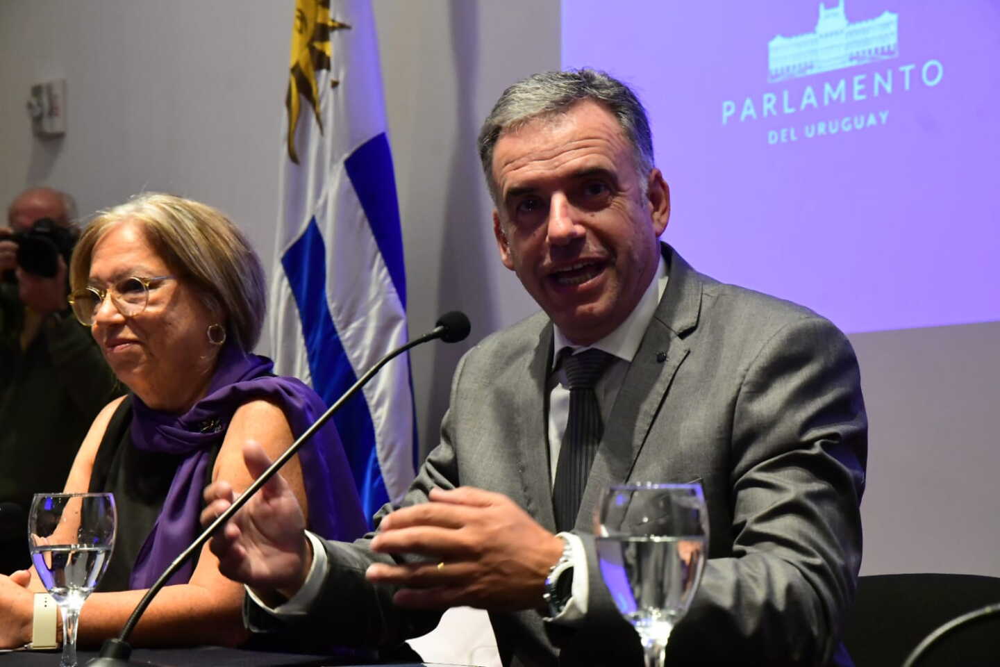 Yamandú Orsi junto a Mónica Xavier en el acto central del gobierno por el Día Internacional de las Mujeres.