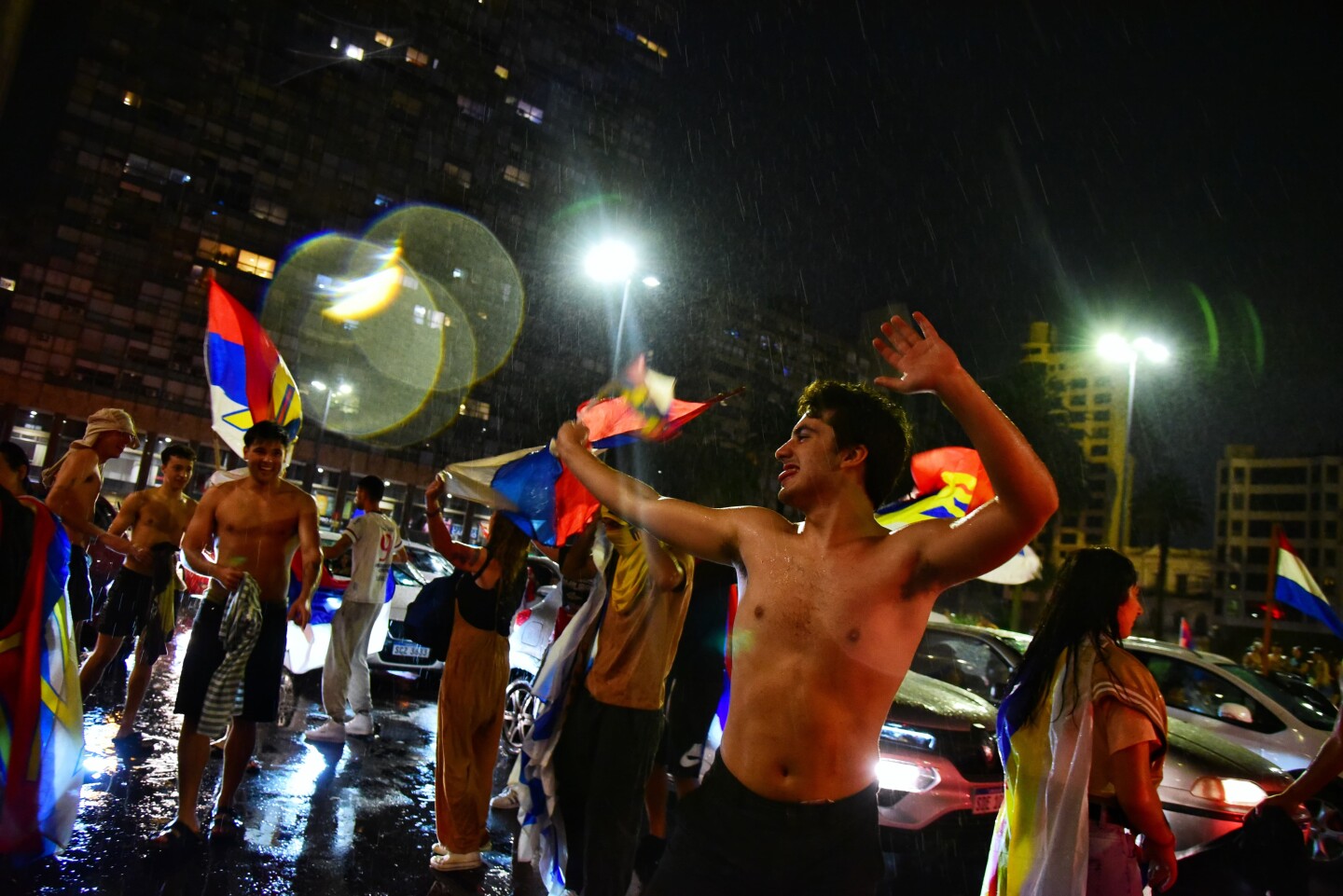 Festejos del Frente Amplio bajo la lluvia