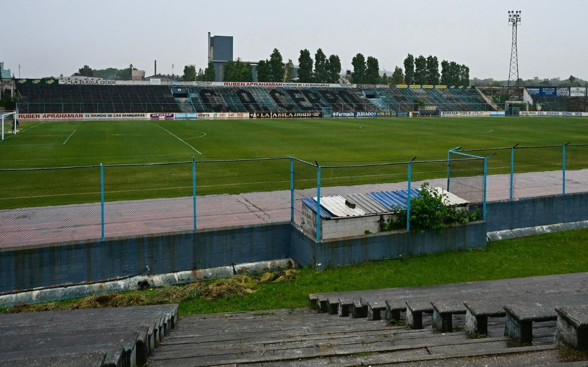 El Estadio Luis Tróccoli en la previa del partido entre Cerro y Peñarol.