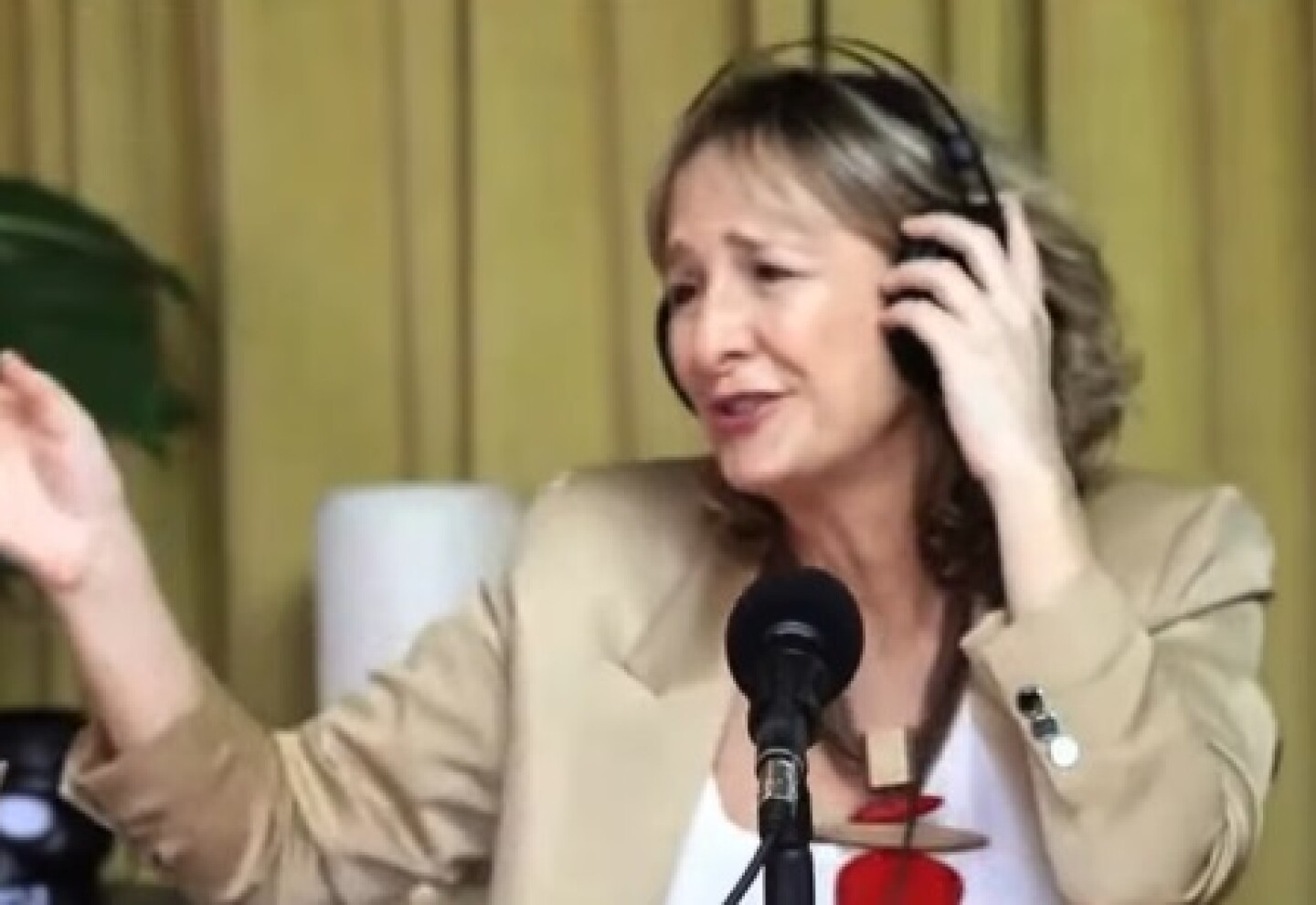 Laura Raffo cantando.