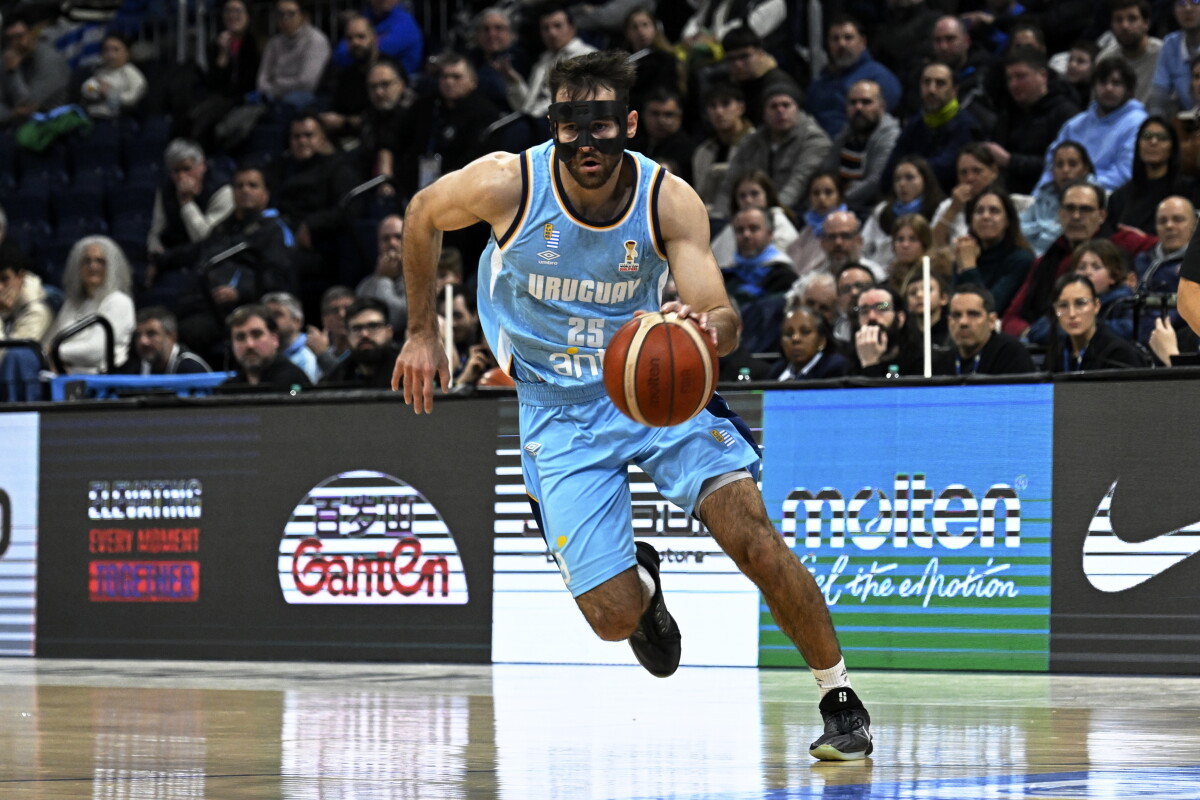 Santiago Vescovi, defendiendo a la selección de Uruguay ante Argentina, por las Clasificatorias.