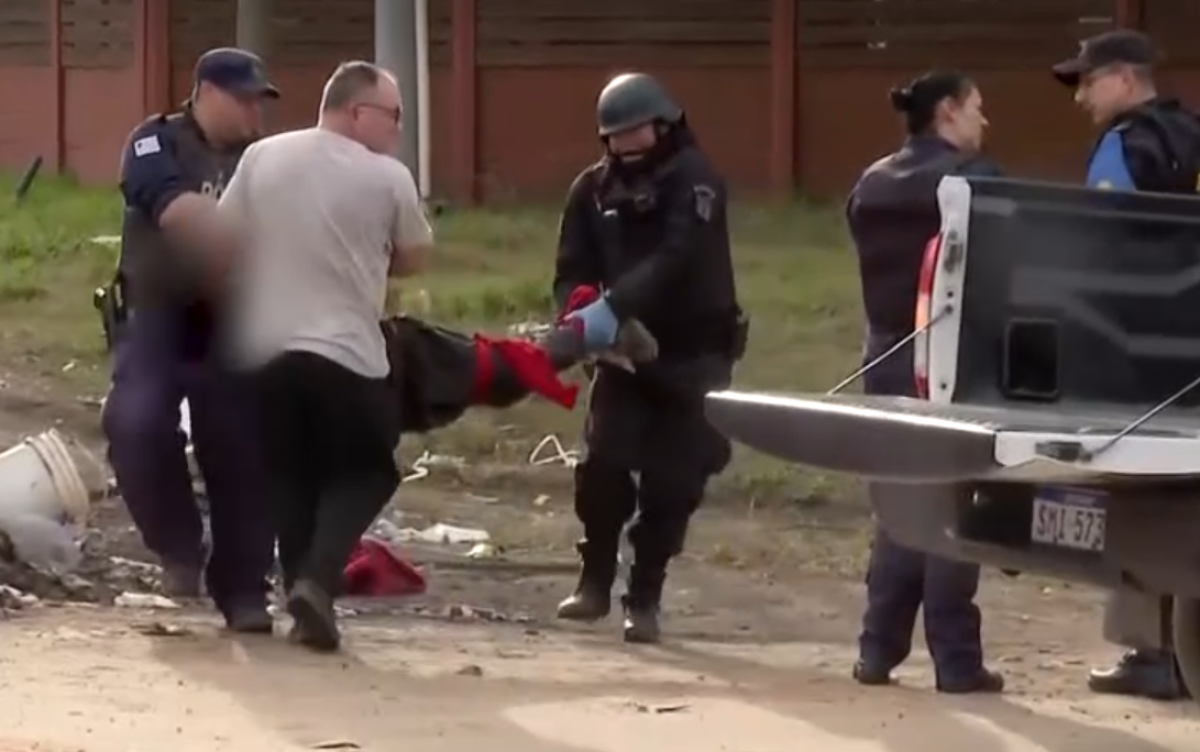 La víctima fue retirada del lugar en un patrullero.