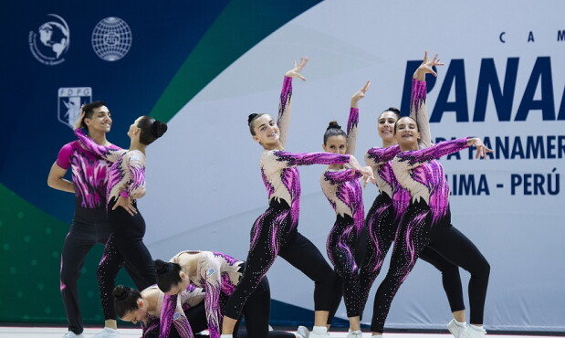 Gimnastas de aeróbica compitiendo en el Panamericano de Perú.