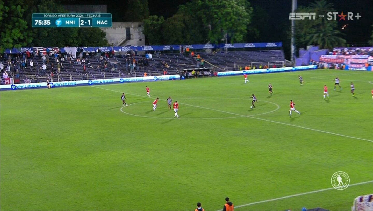 Otra imagen de la jugada en el partido entre Miramar y Nacional. 