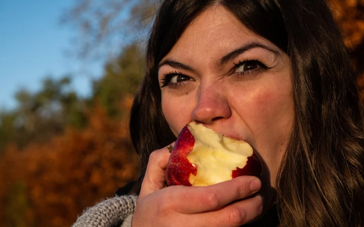 Por qué los especialistas recomiendan comer la manzana con cáscara y cuáles son sus beneficios