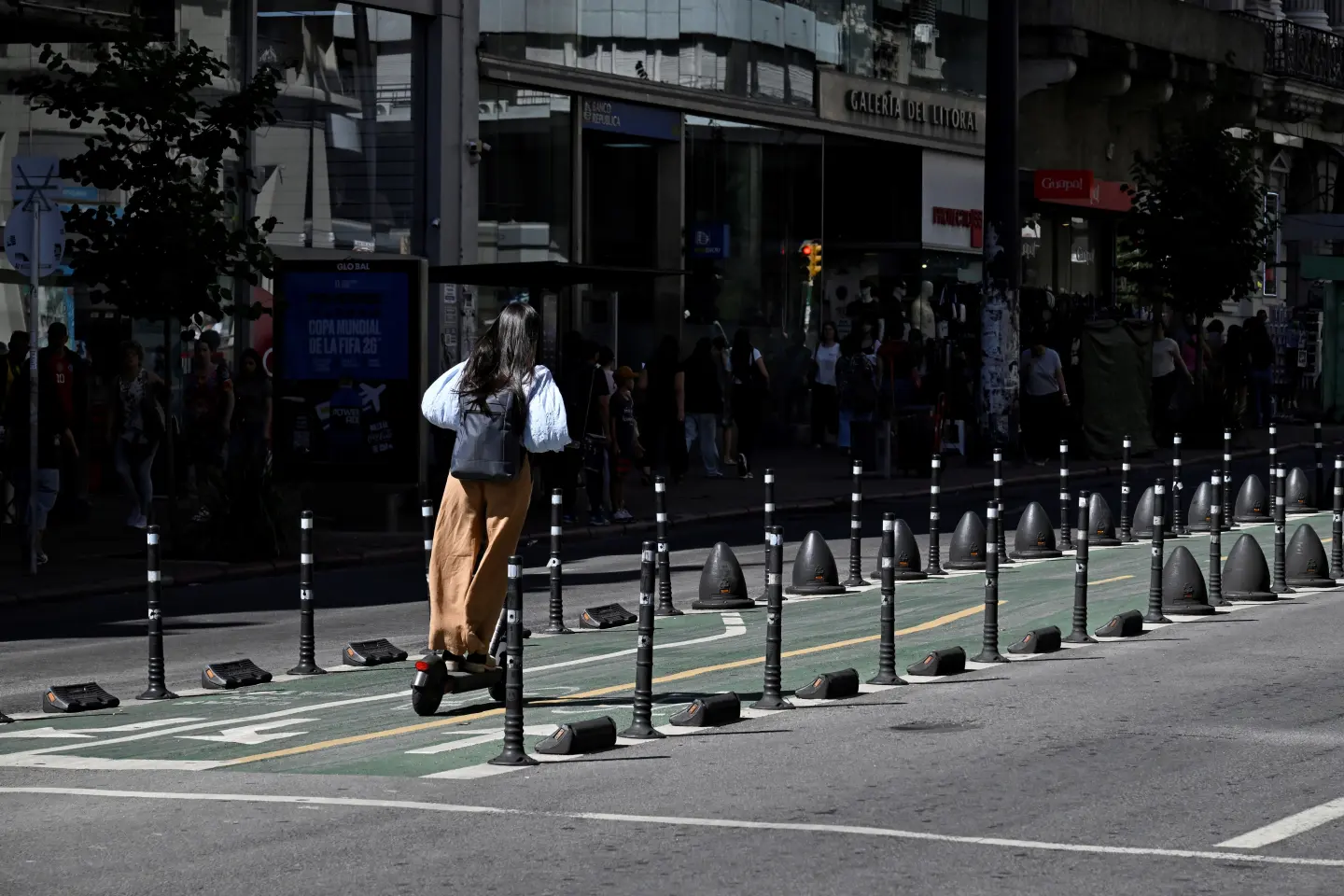 Monopatín en la ciclovía de 18 de Julio.