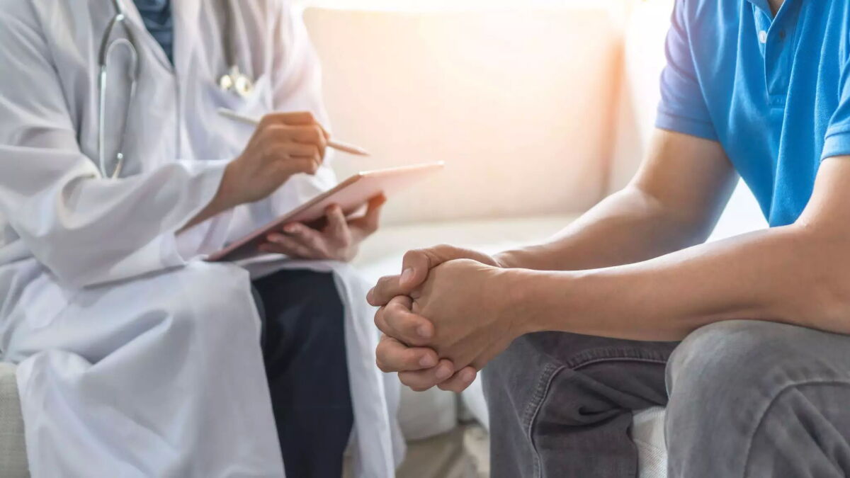 Joven se atiende con doctora, consulta medica, centro de salud, consultorio medico, foto Shutterstock