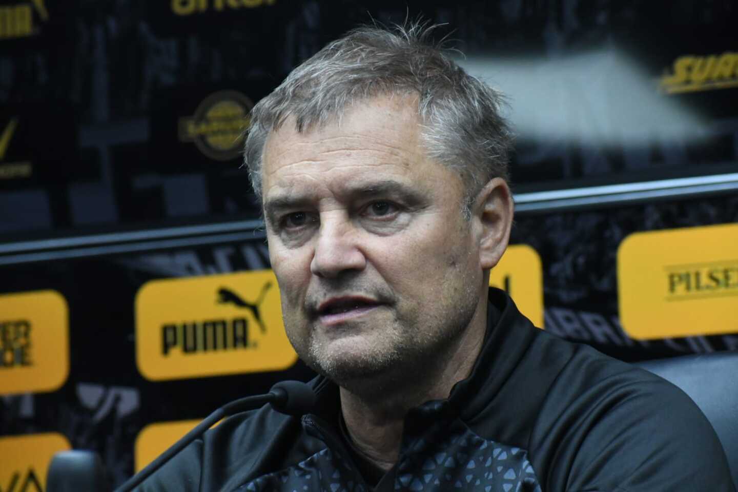 Diego Aguirre en conferencia de prensa en el Estadio Campeón del Siglo.