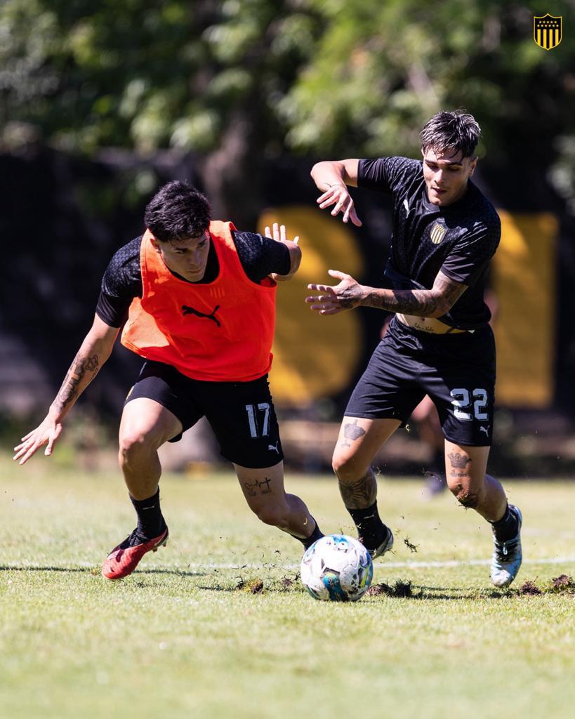 Luciano González y Santiago Díaz en una práctica de Peñarol en Los Aromos. Foto: Franco Patri / Prensa Peñarol.