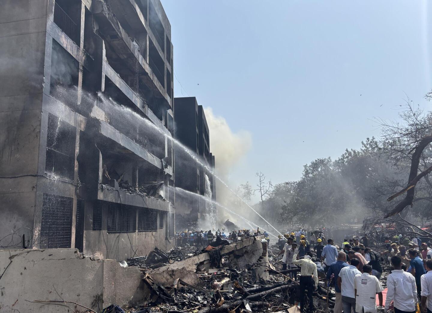 Avión con más de 240 personas a bordo se estrelló en India.
