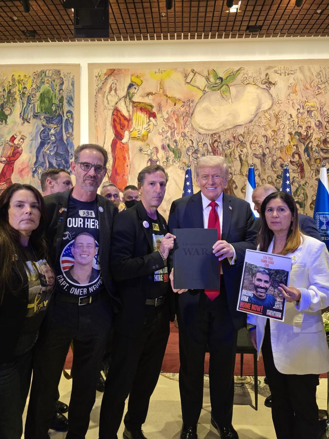 El presidente de Estados Unidos, Donald Trump, se reúne con familiares de rehenes israelíes este lunes en el Parlamento israelí (Knéset) en Jerusalén.
