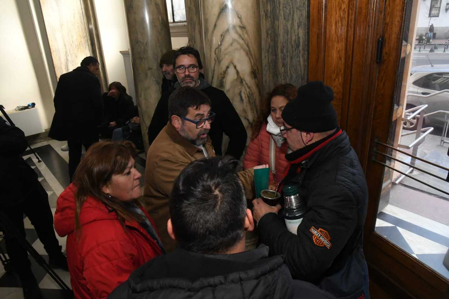 De campera marrón, Marcos Franco, de la FUS, habla con Ariel Irigoitía, al frente de Afcasmu, en la sede del MSP.