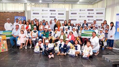 En la instancia, a cargo de ALUR y la asociación civil Campo Limpio, cinco escuelas locales participaron mediante la presentación de propuestas artísticas.