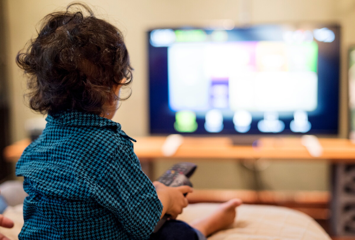 Niño mirando la televisión.