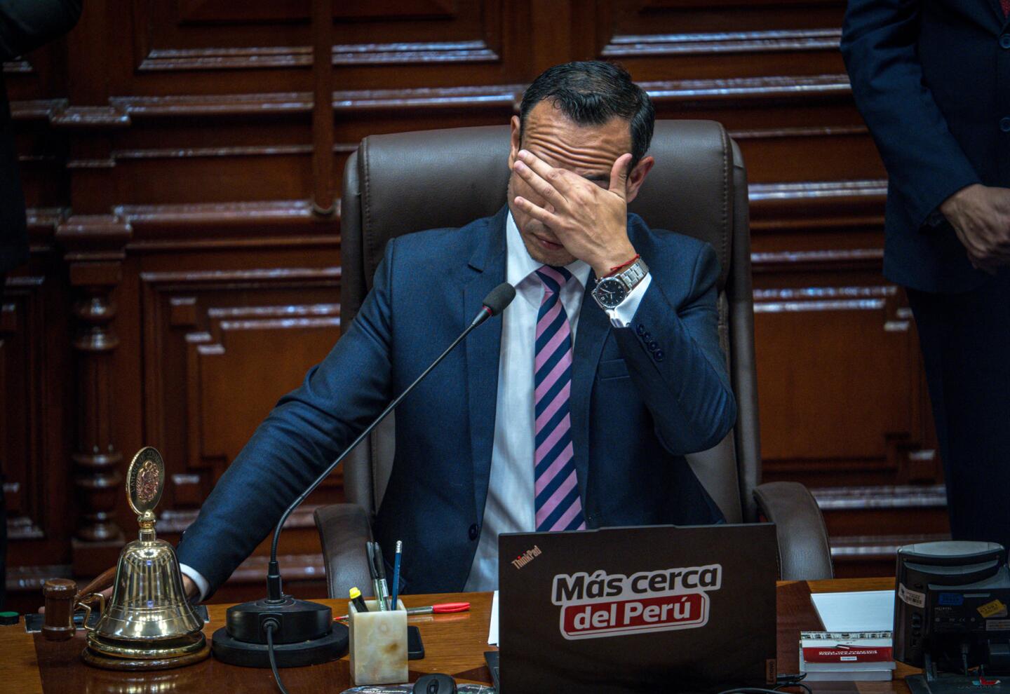El presidente interino de Perú, José Jerí Oré, reacciona durante una sesión del Congreso este jueves.