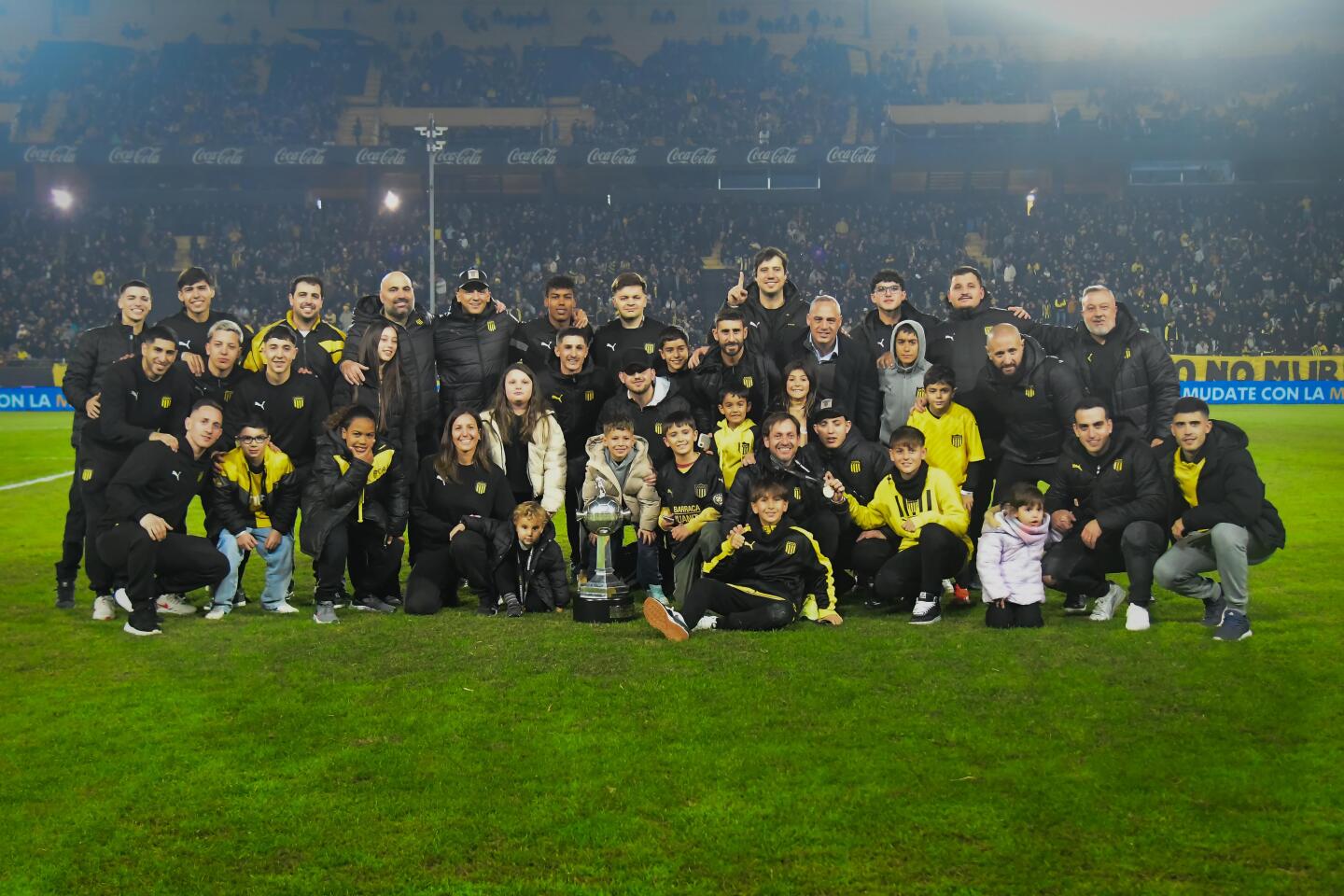 El plantel de Peñarol campeón de la Copa Libertadores de futsal y su reconocimiento en el estadio Campeón del Siglo.