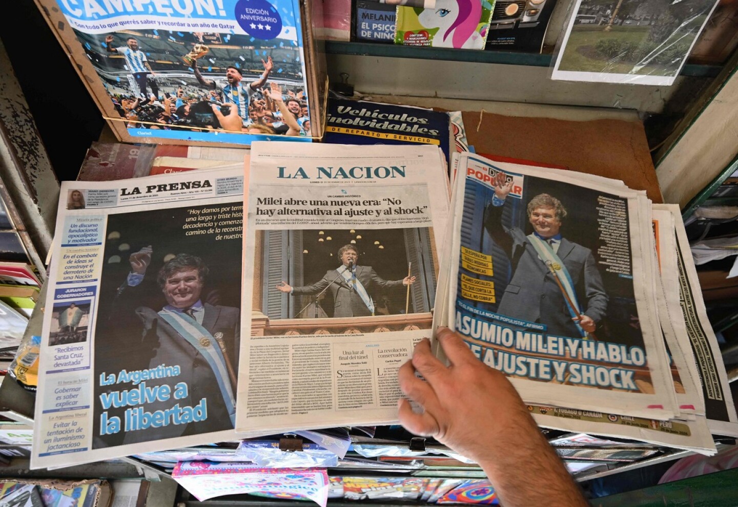 Diarios argentinos el día después de la asunción de Milei. Foto: AFP/Luis Robayo