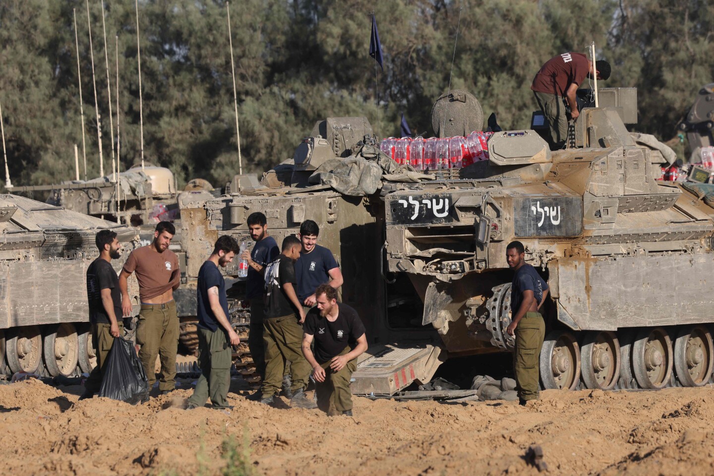 Las tropas israelíes se despliegan en una posición cercana a la frontera de Israel con la Franja de Gaza, el 5 de mayo de 2025.