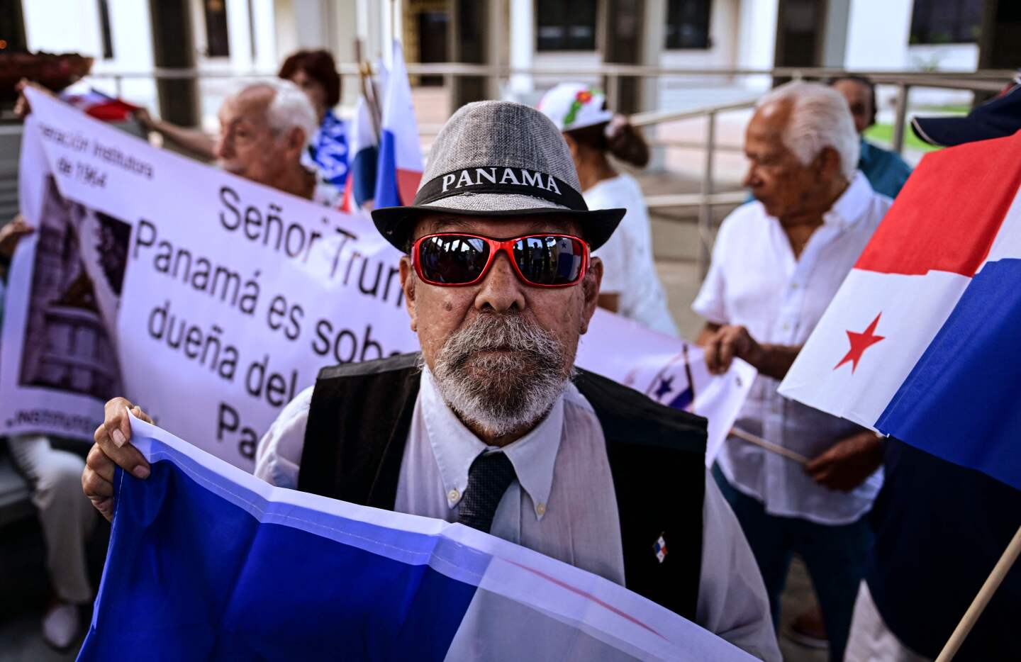 Un hombre asiste a una protesta contra la visita del secretario de Estado estadounidense, Marco Rubio, a la ciudad de Panamá