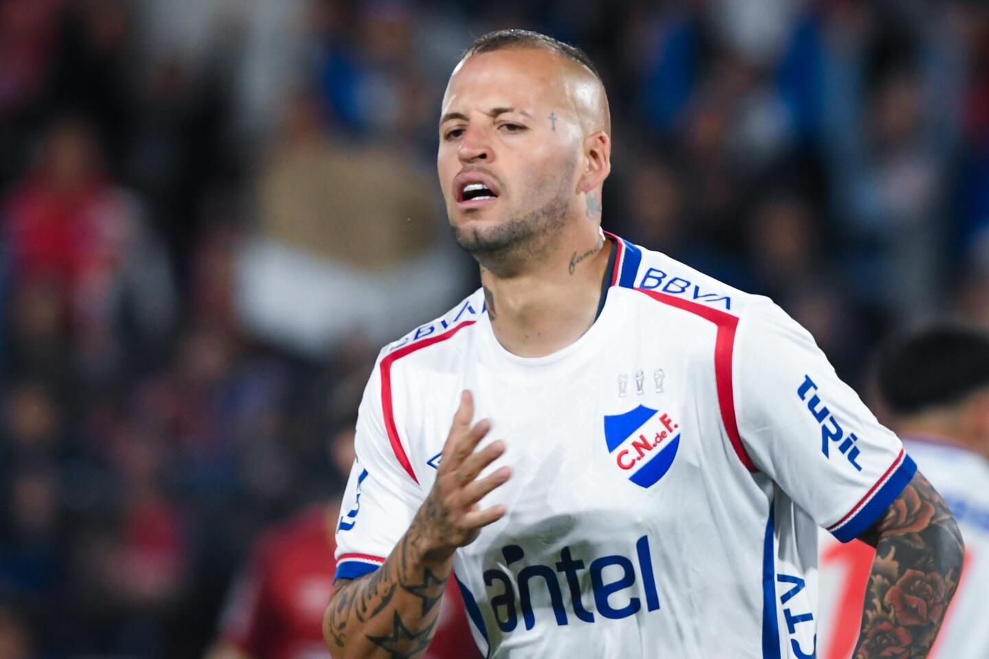 Nicolás López celebra uno de sus goles en el partido entre Nacional y Wanderers en el Gran Parque Central por el Torneo Apertura.