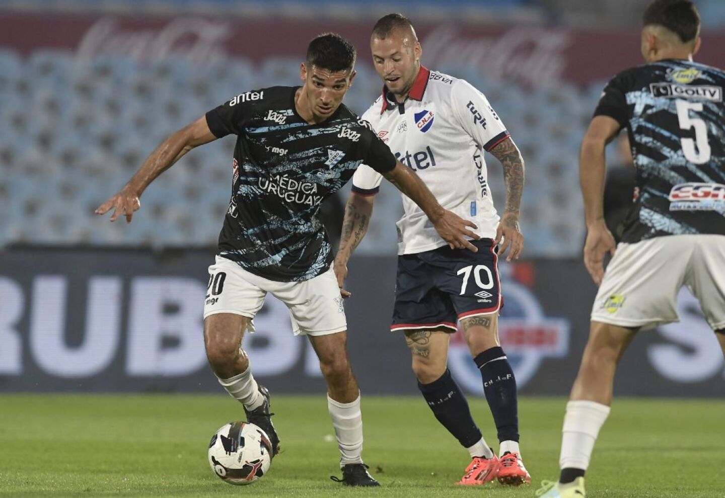 Nacional ante Cerro en el Estadio Centenario.