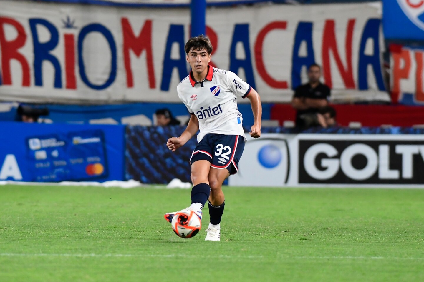 Rodrigo Mederos pasando la pelota con la camiseta de Nacional.