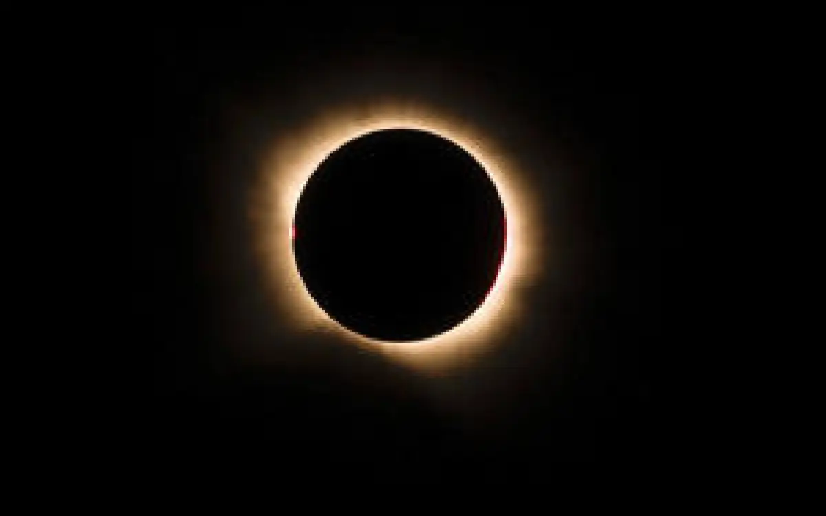 El cielo se oscureció en pleno atardecer: histórico eclipse solar en Europa dejó impactantes imágenes