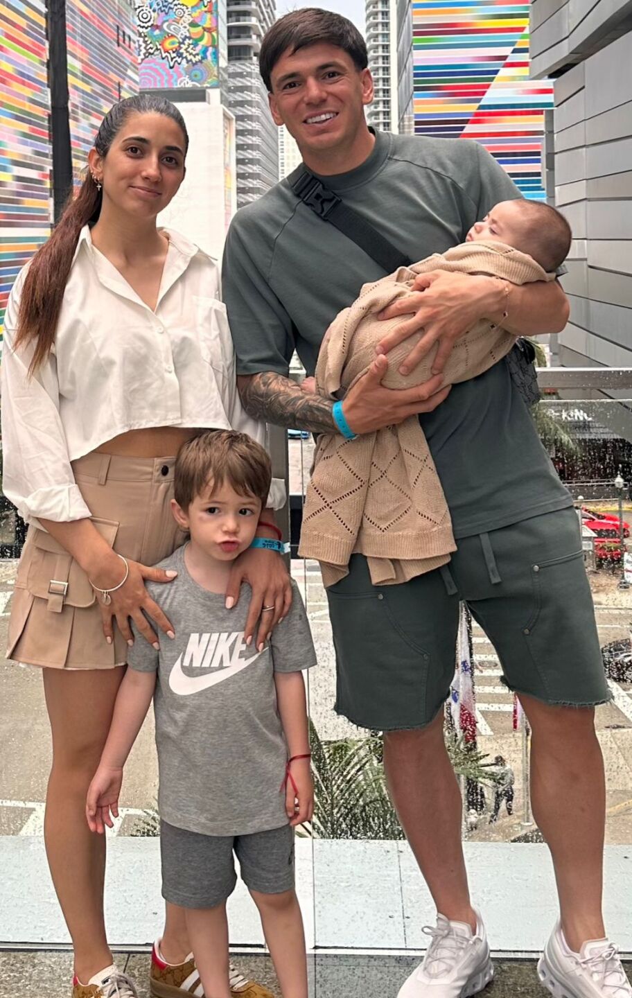 Manuel junto a Lucía, su pareja, y sus dos pequeños hijos.
