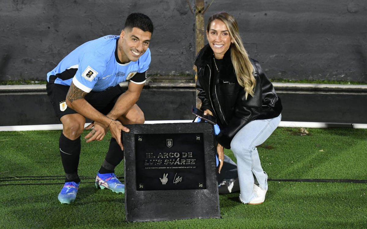 Luis Suárez junto a su esposa Sofía Balbi y la plaqueta que conmemora su arco en el Centenario.