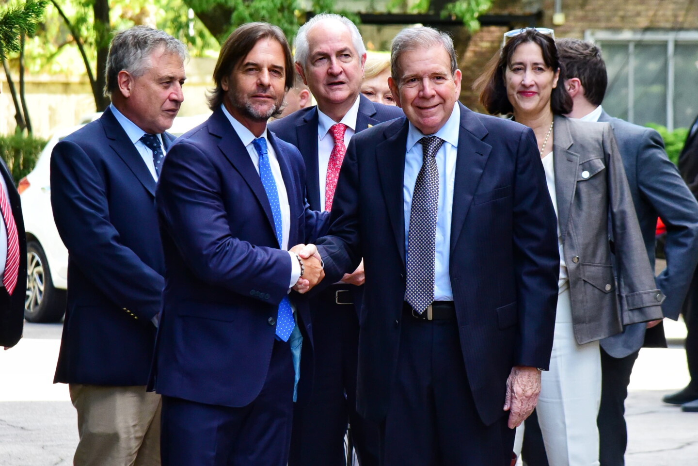 Luis Lacalle Pou y Edmundo González Urrutia en Suárez.jpeg