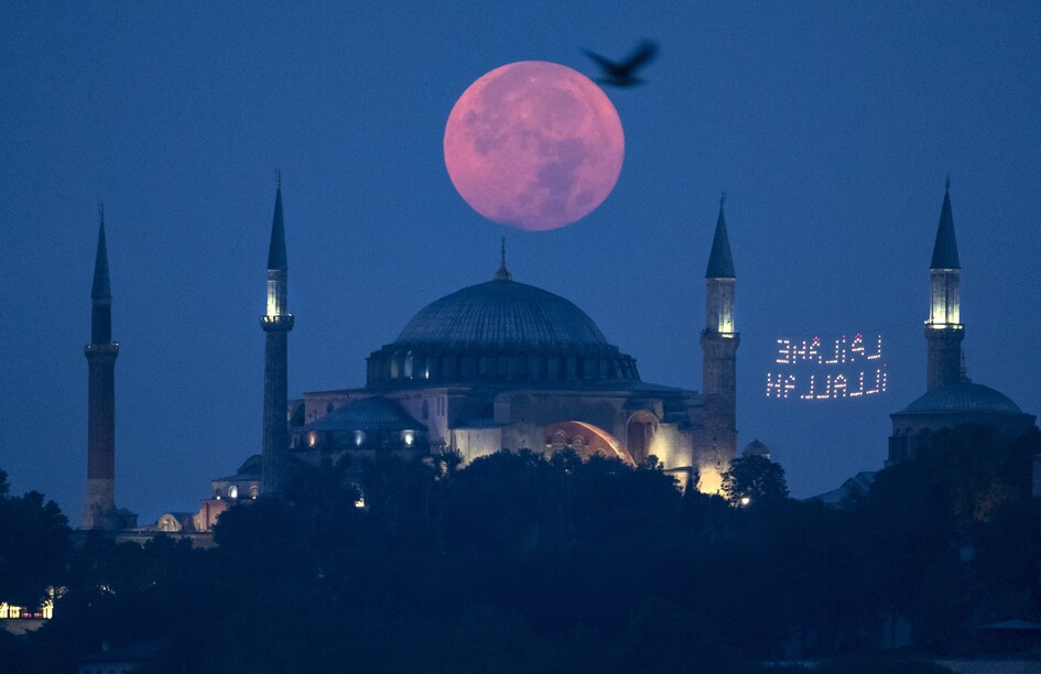 Luna llena de agosto sobre Santa Sofía en Estambul. Foto: EFE