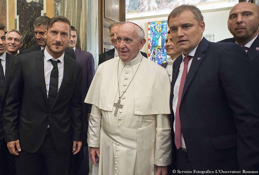 Francesco Totti, el Papa Francisco y Diego Aguirre en el Vaticano.