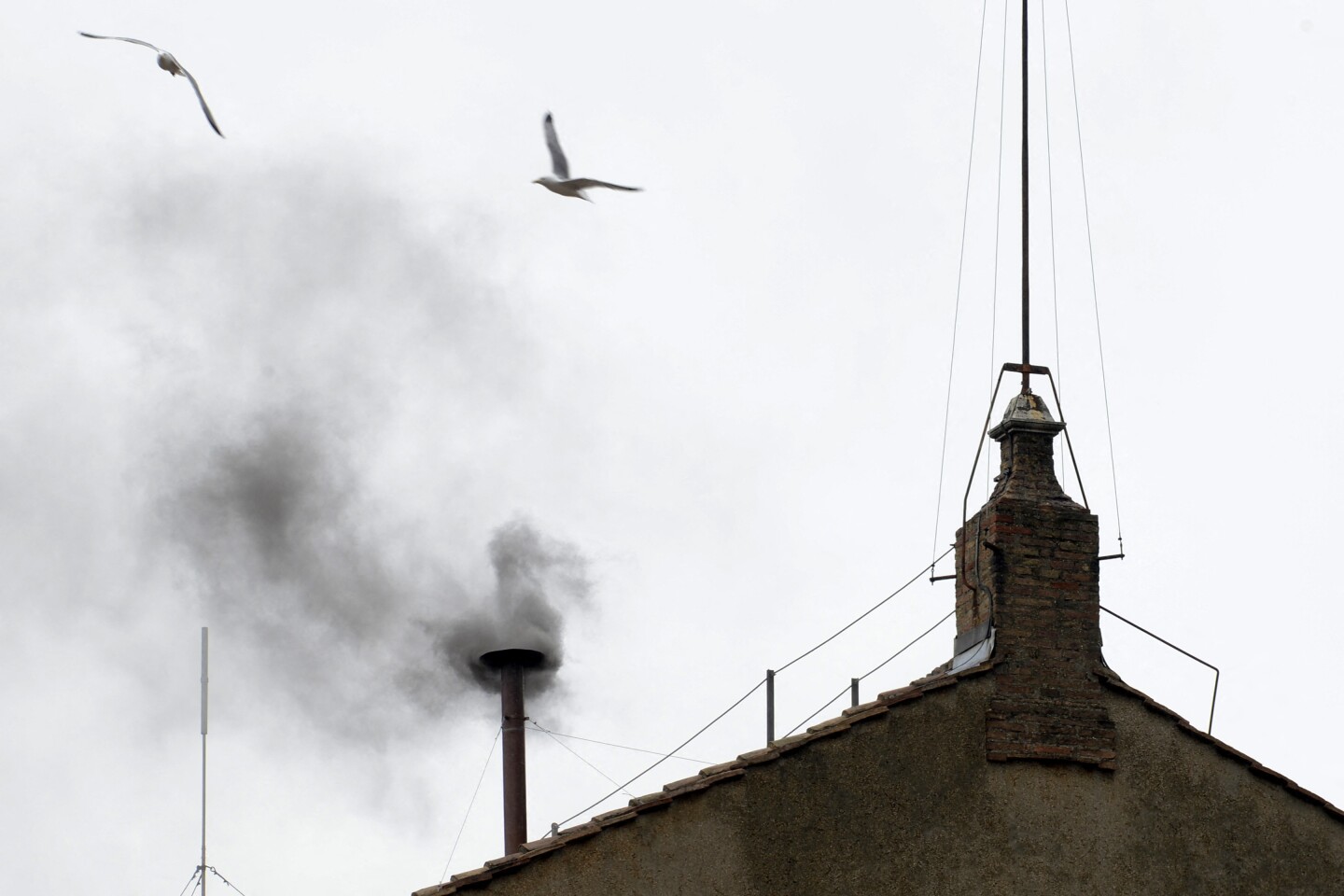 Sale humo negro de la chimenea del tejado de la Capilla Sixtina, lo que significa que los cardenales no lograron elegir un nuevo Papa