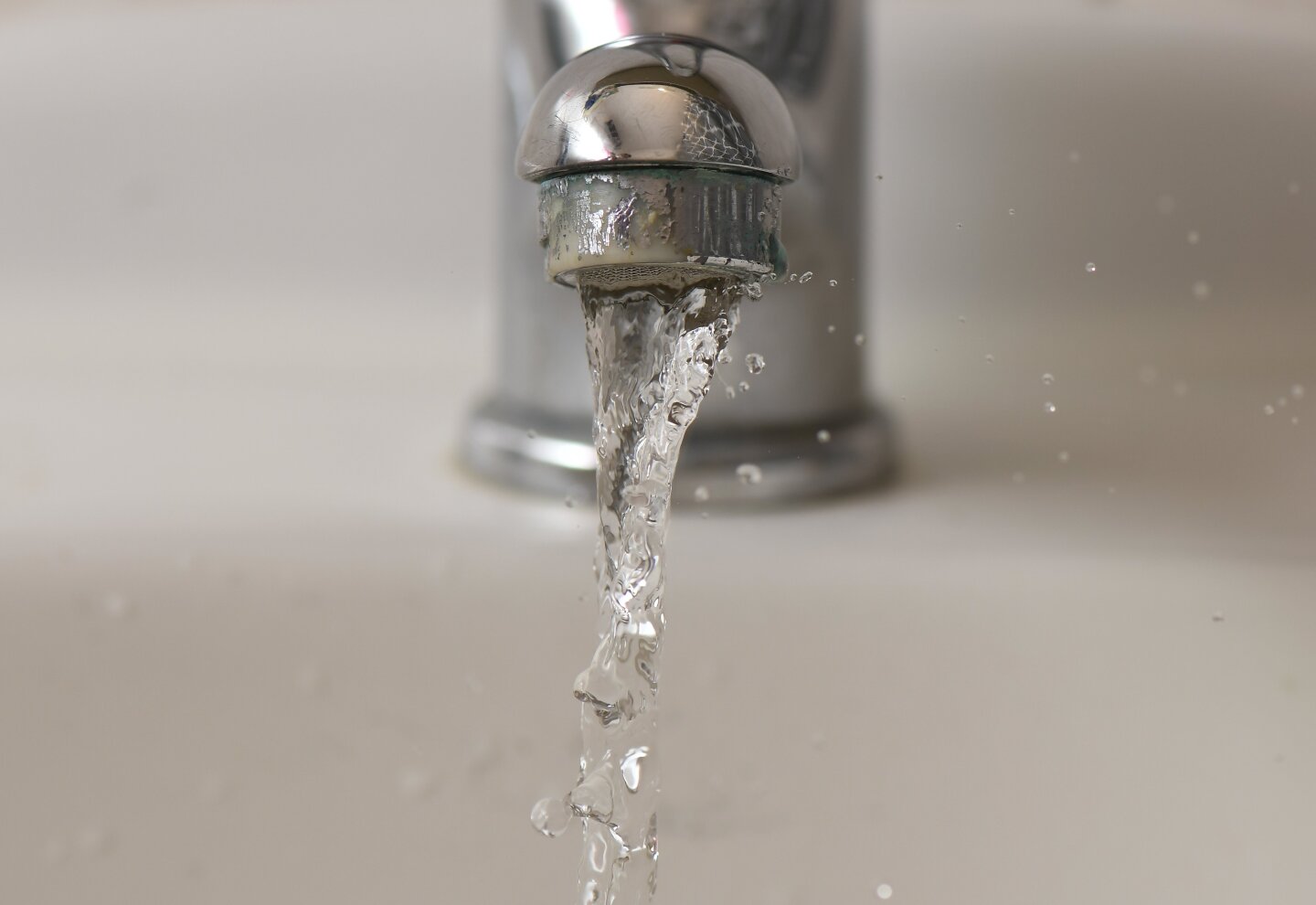 Agua de la canilla corriendo.