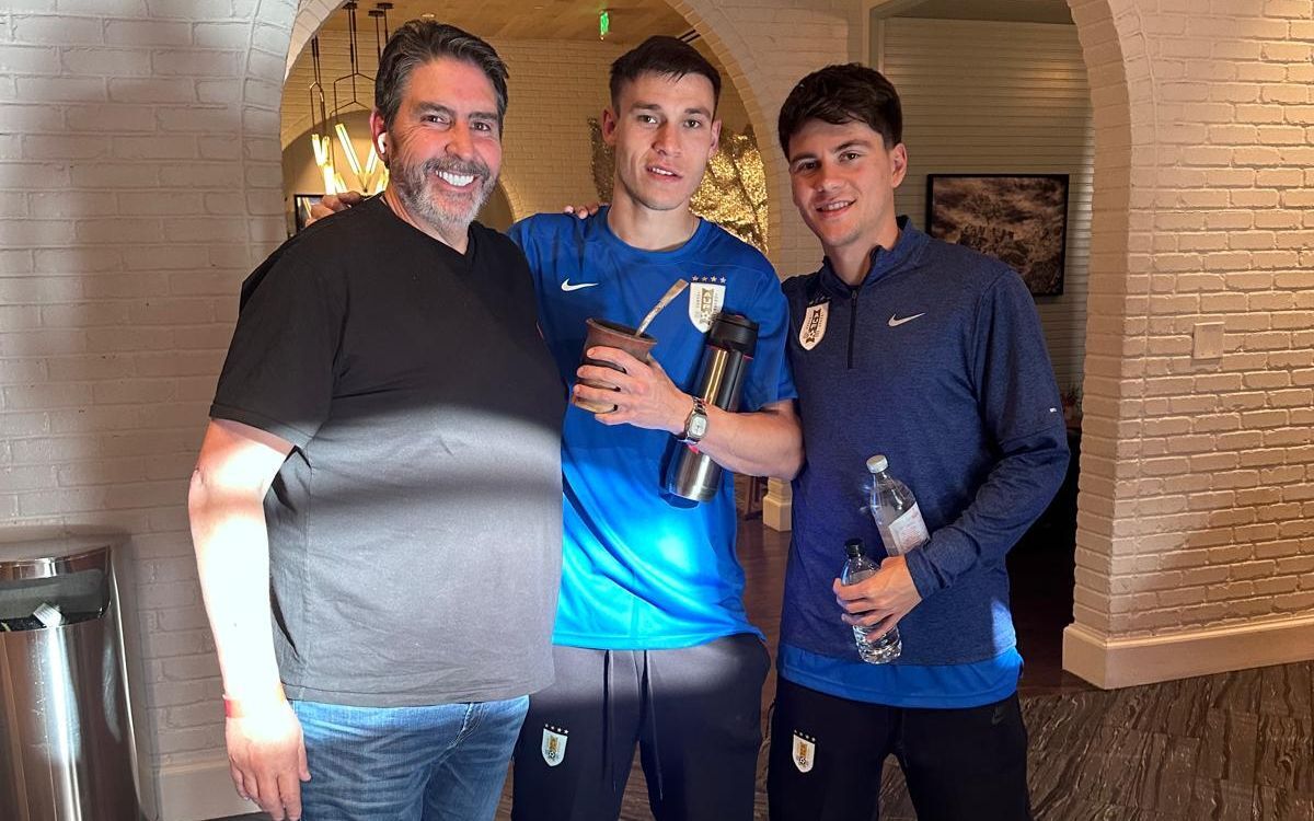 Pablo Bossi junto a Manuel Ugarte y Facundo Pellistri, futbolistas de la selección uruguaya.