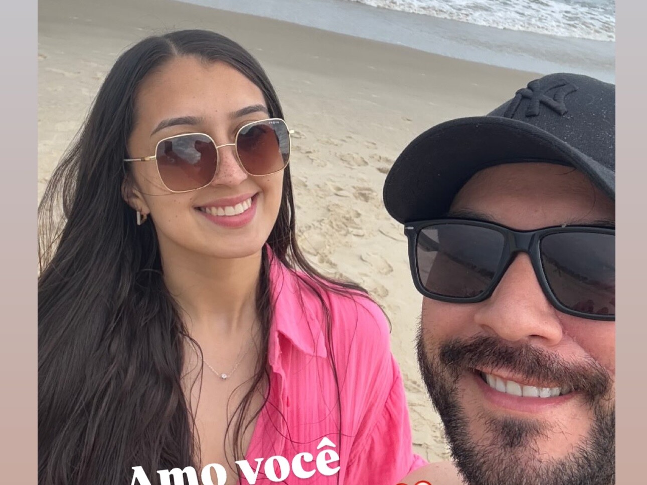 Lucas Sugo junto a su hija mayor, Florencia Sugo, en la playa.