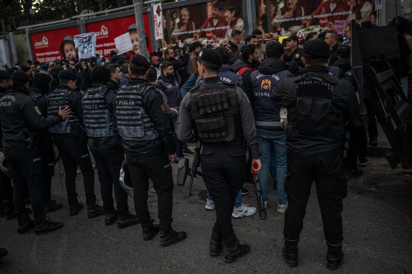 Policía antidisturbios turca monta guardia mientras estudiantes participan en una manifestación