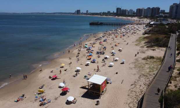 Playa mansa en la mañana de este domingo. Foto: Ricardo Figueredo