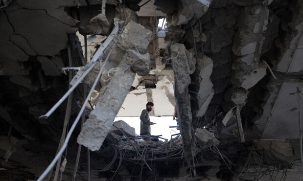 Un hombre palestino aparece entre escombros de un edificio destruido en el sur de la Franja de Gaza, mientras continúa el conflicto entre Israel y terroristas de Hamás.