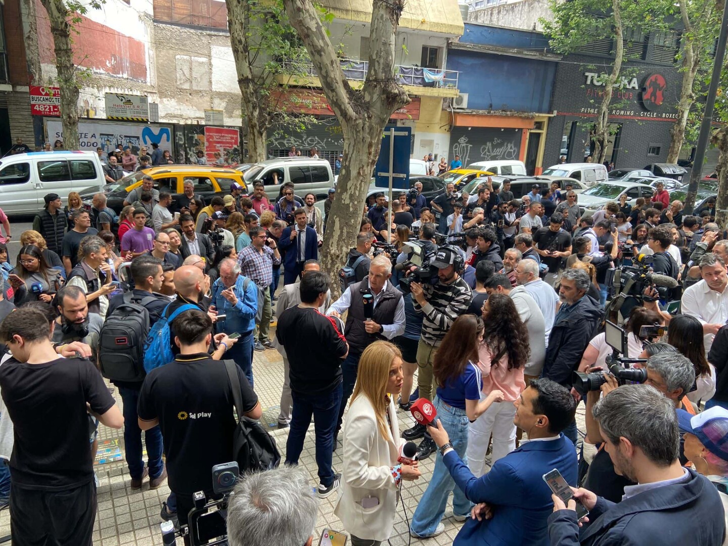 Prensa y seguidores esperan a Milei en su colegio electoral.jpeg