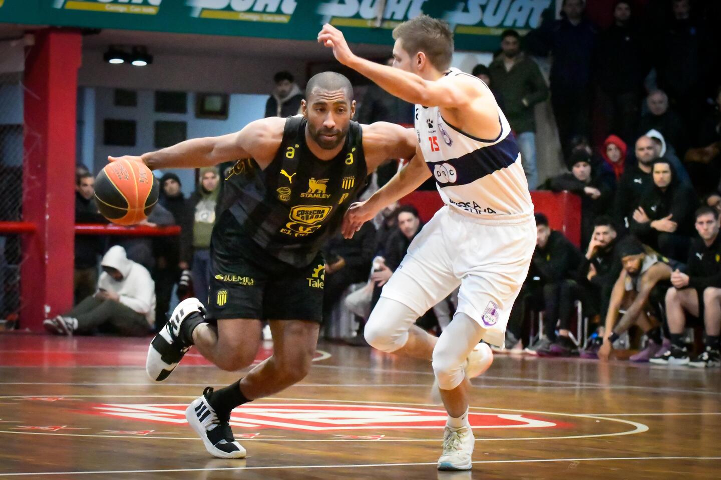 Jayson Granger al ataque en el partido entre Defensor Sporting y Peñarol por la Liga Uruguaya de Básquetbol.