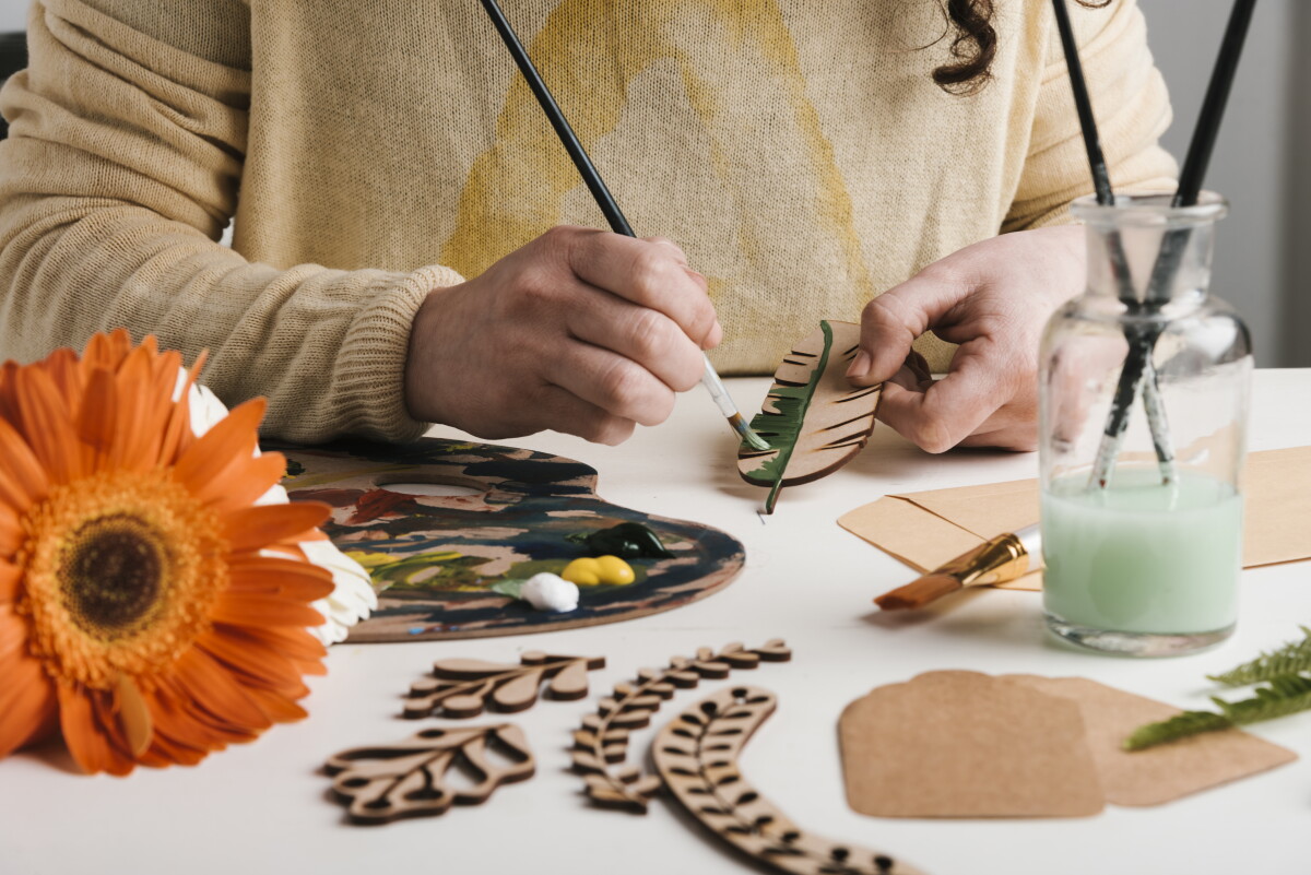 Mujer realizando manualidades.