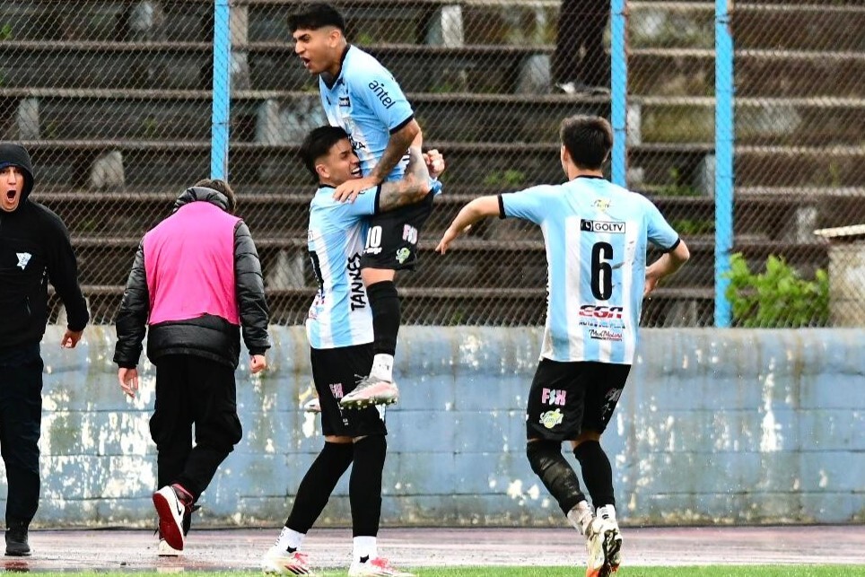 Ignacio Neira festeja su gol con sus compañeros ante Peñarol en el Estadio Luis Tróccoli.