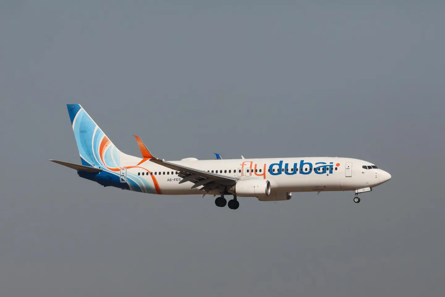 Avión de FlyDubai en el aire.